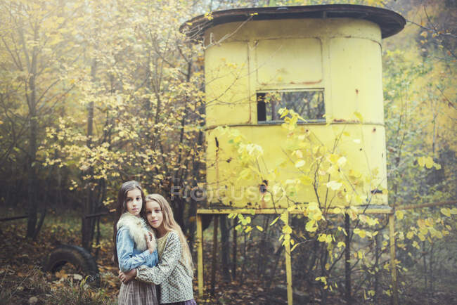 Duas meninas de pé em uma floresta abraçando umas às outras, Sofia, Bulgária — Fotografia de Stock