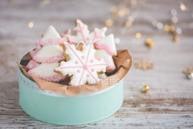 Closeup view of Tin of homemade Christmas cookies — Stock Photo