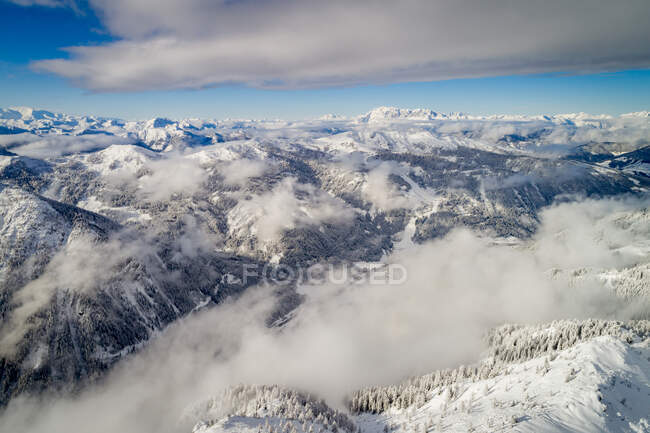 Вид с воздуха на красивые горы в швейцарских Альпах — стоковое фото