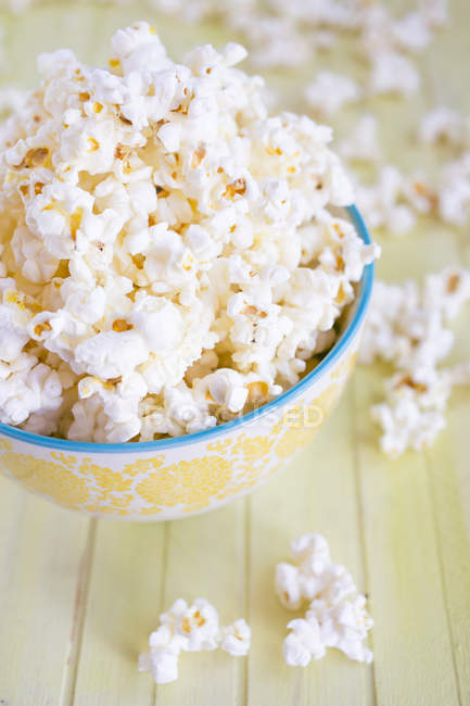 Vista da vicino di una ciotola di popcorn su un tavolo — Foto stock