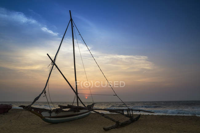 Malerischer Blick auf Fischerboot in der Nähe negombo beach, sri lanka — Stockfoto