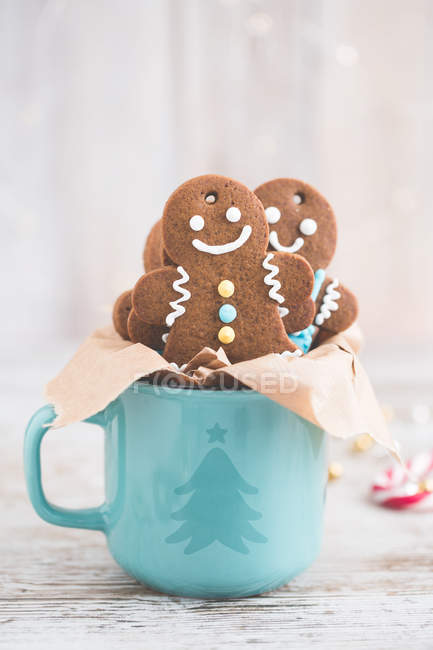 Gingerbread man cookies in a Christmas mug — Stock Photo