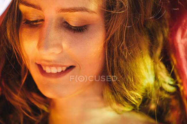 Close-up portrait of a woman smiling — Fotografia de Stock