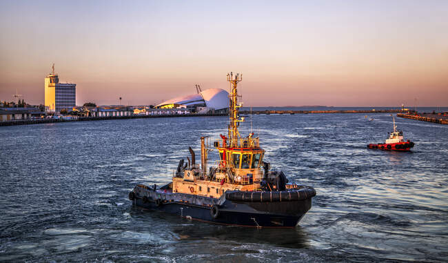 Le port de la mer Baltique dans la soirée — Photo de stock