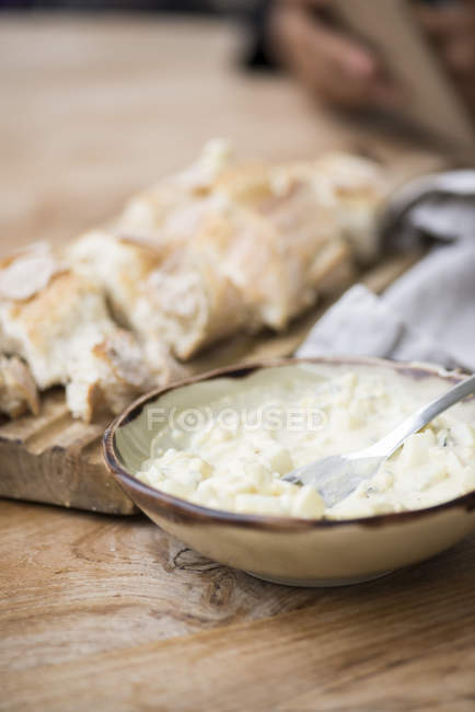 Нарізаний хліб і миска з йогуртом, вид крупним планом — стокове фото