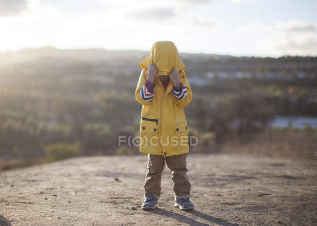 Garçon tirant une cagoule sur son visage, comté d'orange, Californie, États-Unis — Photo de stock