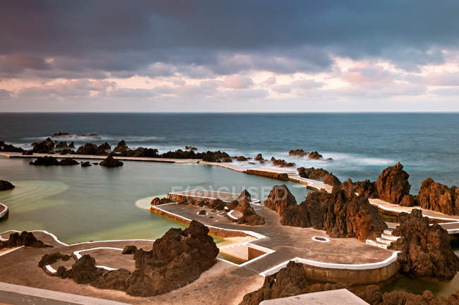 Vista panorámica de la piscina natural, Porto Moniz, Madeira, Portugal - foto de stock