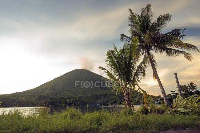 Scenic view of Gunung Api volcano, Banda Neira, Maluku, Indonesia — Stock Photo