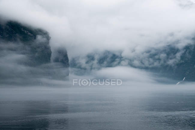Vista panoramica del fiordo Geiranger nella nebbia, More og Romsdal, Norvegia — Foto stock
