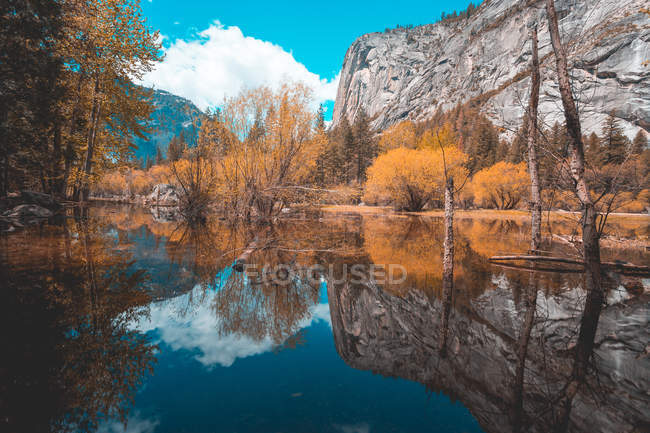 Vue panoramique du lac Mirror, parc national de Yosemite, Californie, États-Unis — Photo de stock