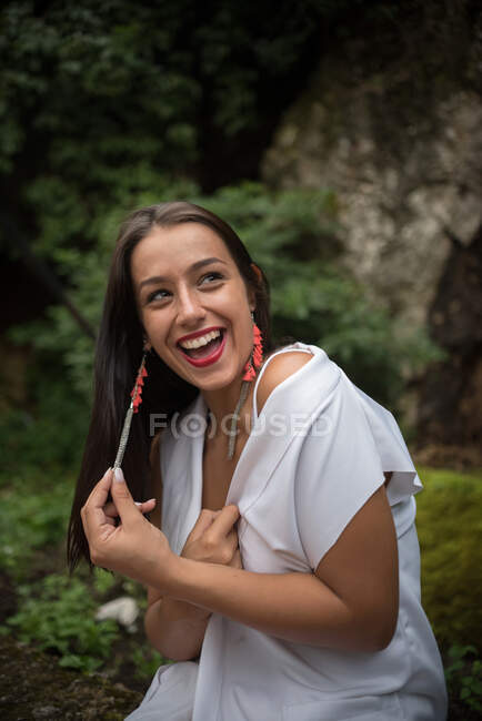 Portrait of a smiling woman sitting in a park, Bosnia and Herzegovina - foto de stock