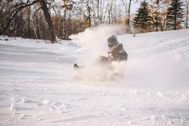 Hombre trineo en la nieve - foto de stock