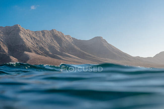 Красивий вид на гори над морськими хвилями — стокове фото