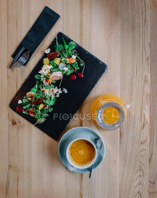 Chá de frutas com uma salada de camarão e cuscuz — Fotografia de Stock