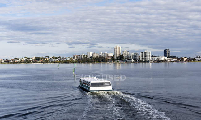 Vista panorâmica da balsa navegando para a cidade, Perth, Austrália Ocidental, Austrália — Fotografia de Stock
