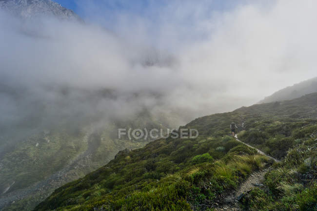 Man Hiking in Aspiring National Park, South Island, New Zealand — Stock Photo