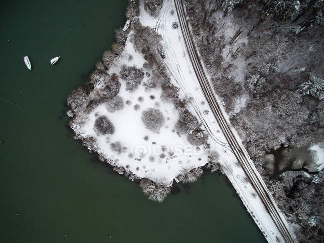 Вид с воздуха на прибрежную дорогу зимой, Ирландия — стоковое фото