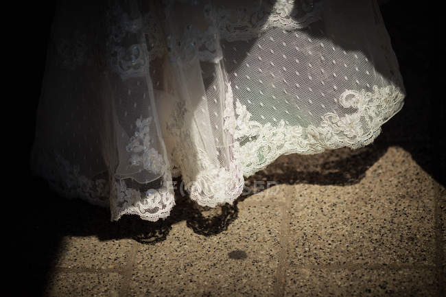 Gros plan de l'ourlet d'une robe de mariée — Photo de stock