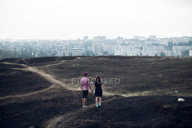 Coppia guardando uno skyline della città, Krasnodar, Russia — Foto stock