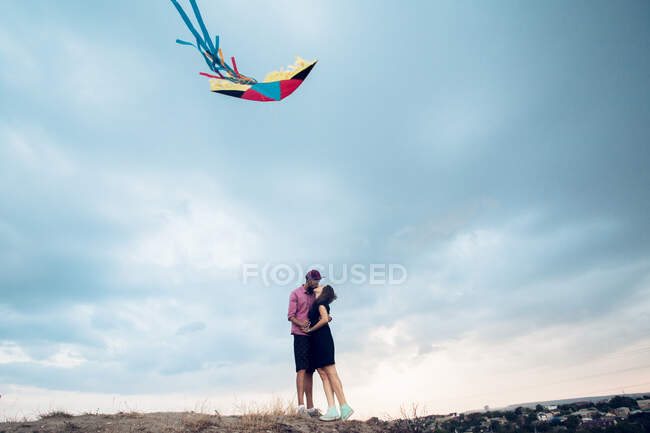 Paar lässt Drachen steigen — Stockfoto