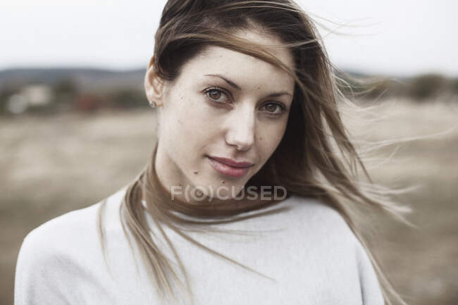 Retrato de uma mulher com cabelo varrido pelo vento — Fotografia de Stock
