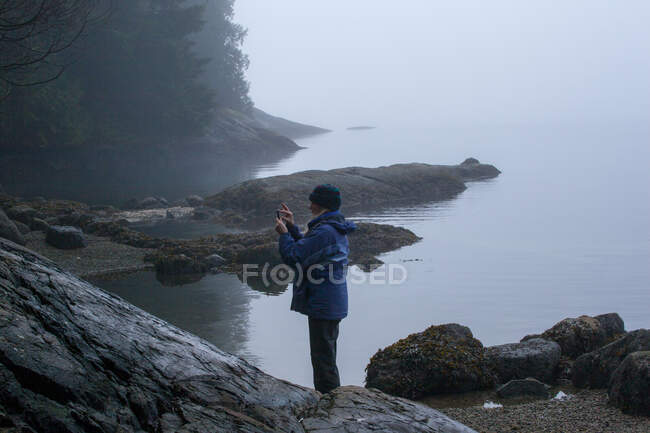 Mulher tirando uma foto com seu telefone celular, British Columbia, Canadá — Fotografia de Stock
