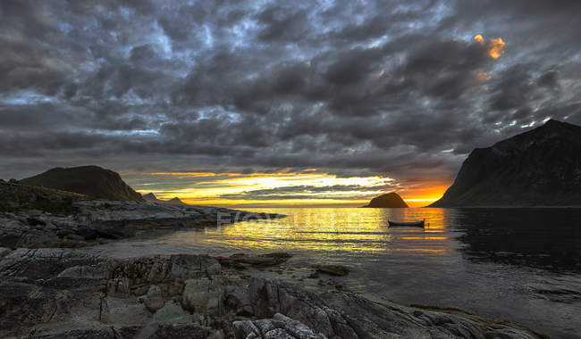 Мальовничий вид на гірський краєвид на заході сонця, прибуття, Nordland, Норвегія — стокове фото