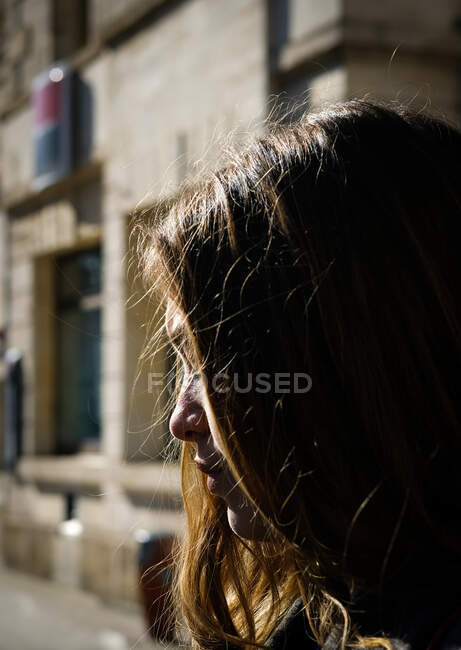 Girl standing in the street — Stock Photo
