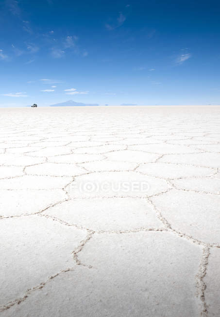 Vista panorâmica do carro estacionário, Uyuni salt flat, Potosi, Bolívia — Fotografia de Stock
