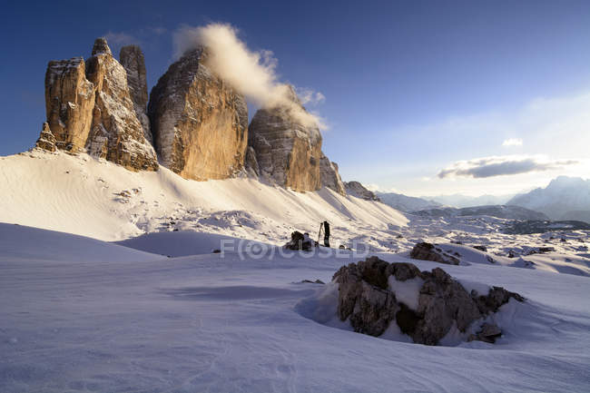 Homem fotografando picos de montanha, Itália — Fotografia de Stock