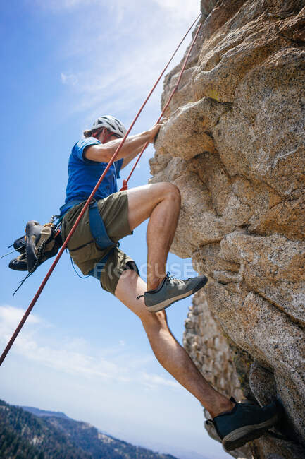 Man rock climbing, Buck Rock Lookout, Sequoia National Forest, Califórnia, América, EUA — Fotografia de Stock