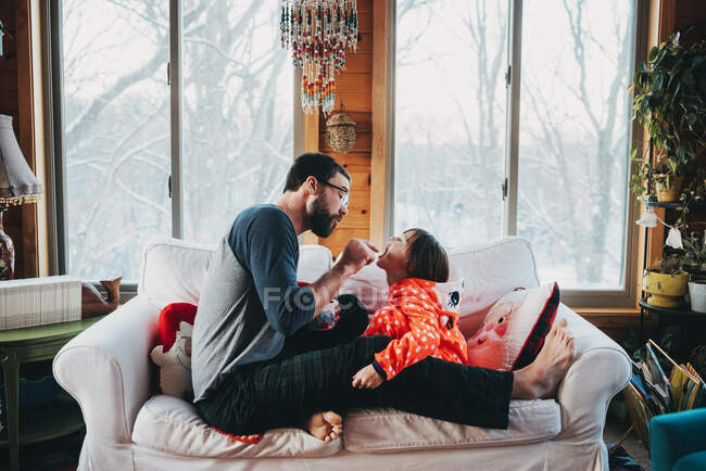 Padre che controlla i denti di sua figlia — Foto stock