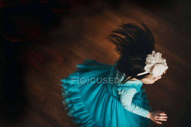 Vista aérea de una chica bailando - foto de stock