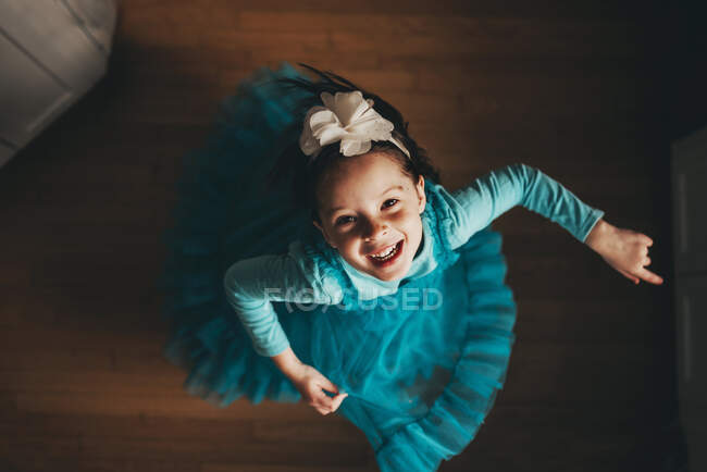 Visão aérea de uma menina feliz girando ao redor — Fotografia de Stock