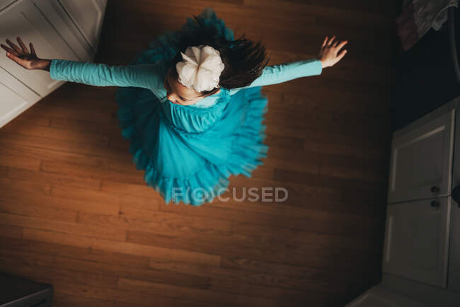 Ansicht eines tanzenden Mädchens aus der Vogelperspektive — Stockfoto