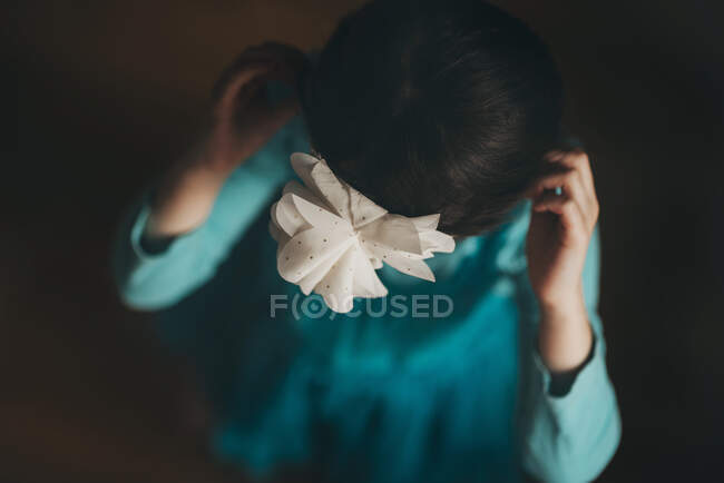 Vista aérea de una chica con un tocado de flores - foto de stock