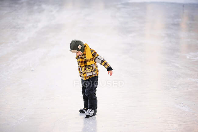 Patinaje sobre hielo niño en un lago congelado - foto de stock