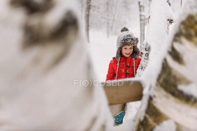 Lächelndes Mädchen steht im Schnee — Stockfoto
