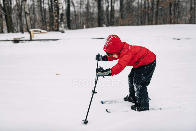 Вид збоку хлопчика катається на лижах на природі — стокове фото