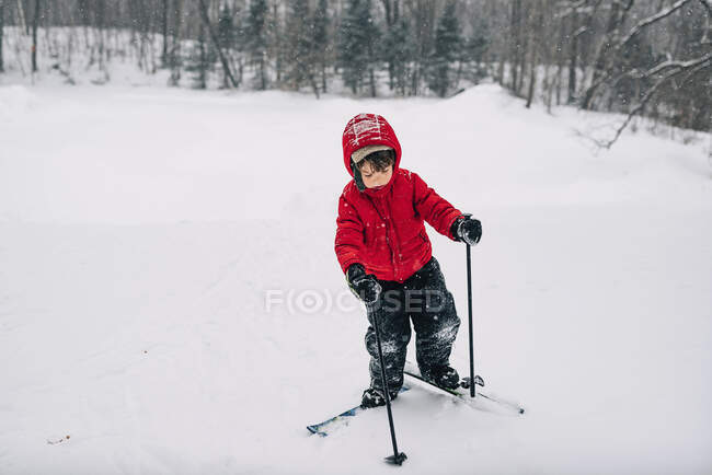 Портрет хлопчика на лижах у снігу — стокове фото