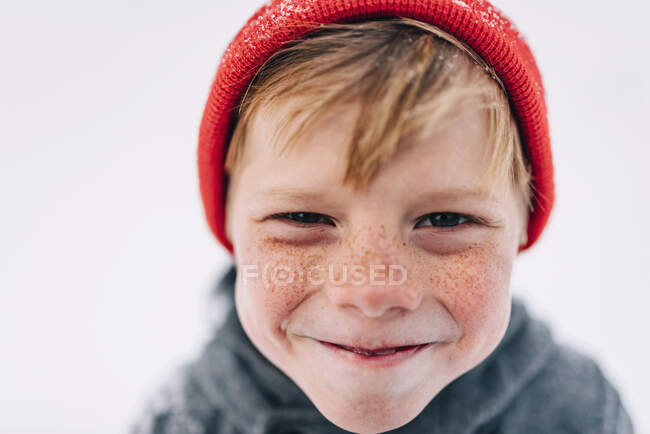 Retrato de un chico con pecas tirando caras raras - foto de stock