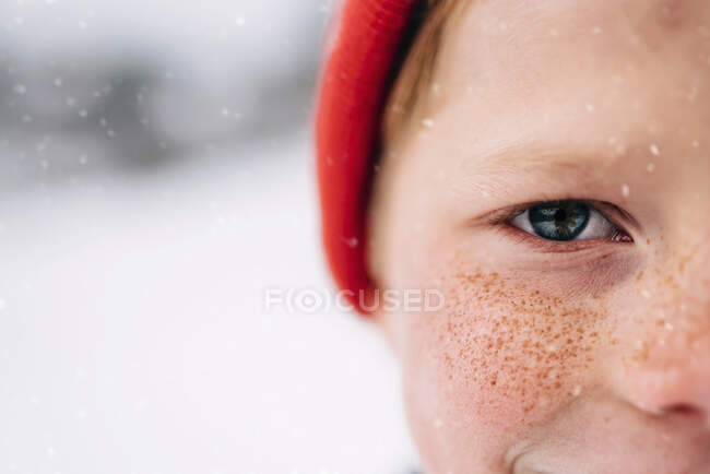 Retrato de un chico rubio con pecas - foto de stock