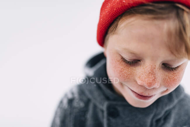 Porträt eines lächelnden Jungen mit Sommersprossen — Stockfoto