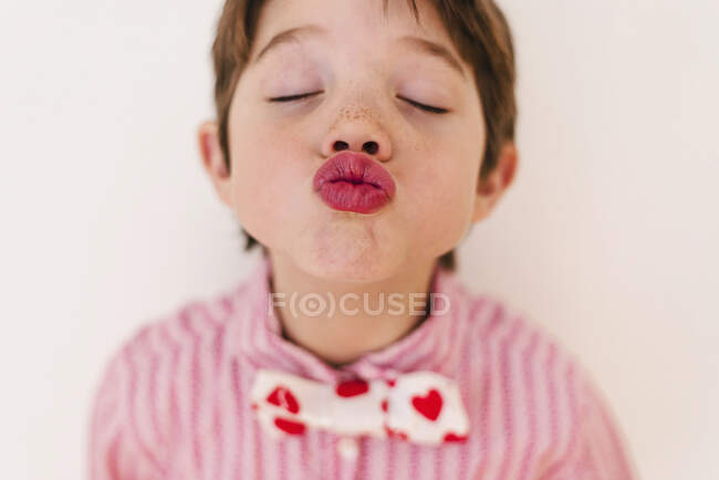 Крупный план портрета мальчика, дующего в поцелуй — стоковое фото
