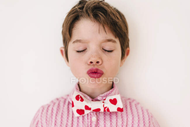 Retrato de un chico soplando un beso - foto de stock