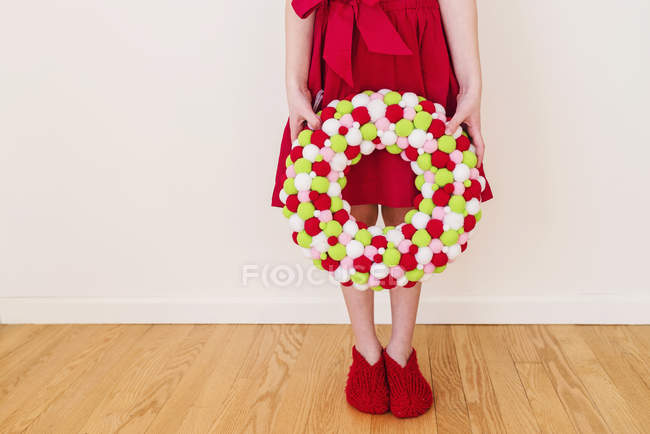 Girl holding a valentines Day wreath — Stock Photo