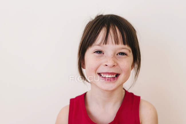 Портрет усміхненої дівчини — стокове фото