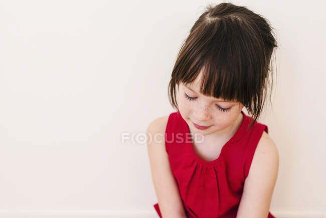 Retrato de uma menina tímida no fundo branco — Fotografia de Stock
