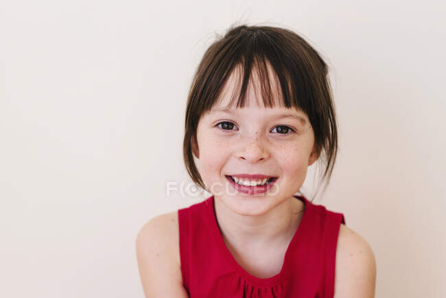 Портрет улыбающейся девушки на белом фоне — стоковое фото