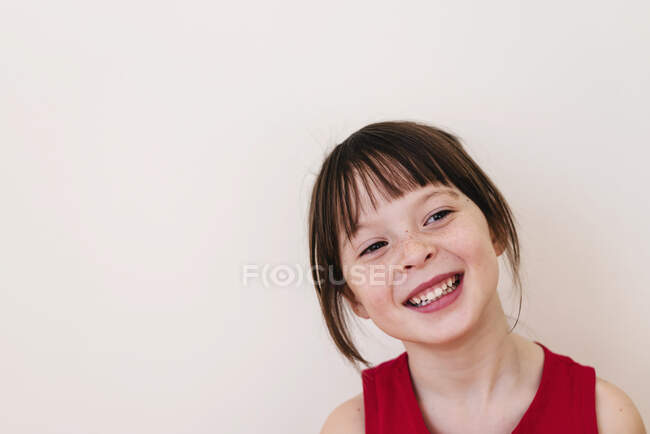 Портрет усміхненої дівчини на білому тлі — стокове фото